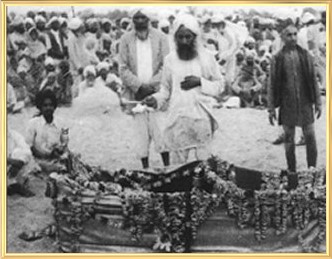 Kirpal Singh bei der Verbrennungszeremonie von Sawan Singhs Körper